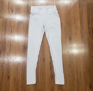 White Anti-Cellulite Textured Scrunch-butt Leggings!